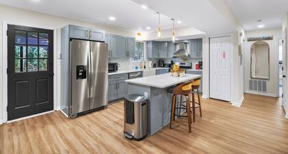 The Hidden Oasis-Beautiful 4 bdrm home in Jonesboro minutes away from Atlanta!