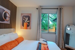 5 chambres, bureau, fer et planche à repasser, lit de bébé portatif