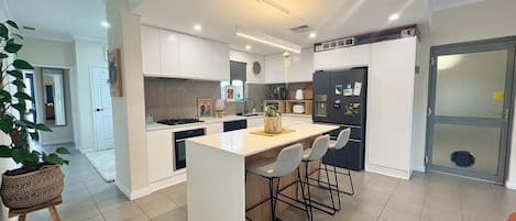 Een koelkast, een magnetron, een oven, een kookplaat