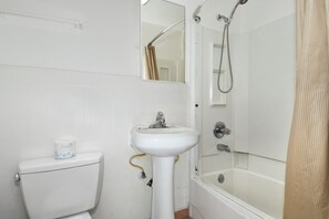 Single Room, 1 Queen Bed | Bathroom | Towels, soap, toilet paper