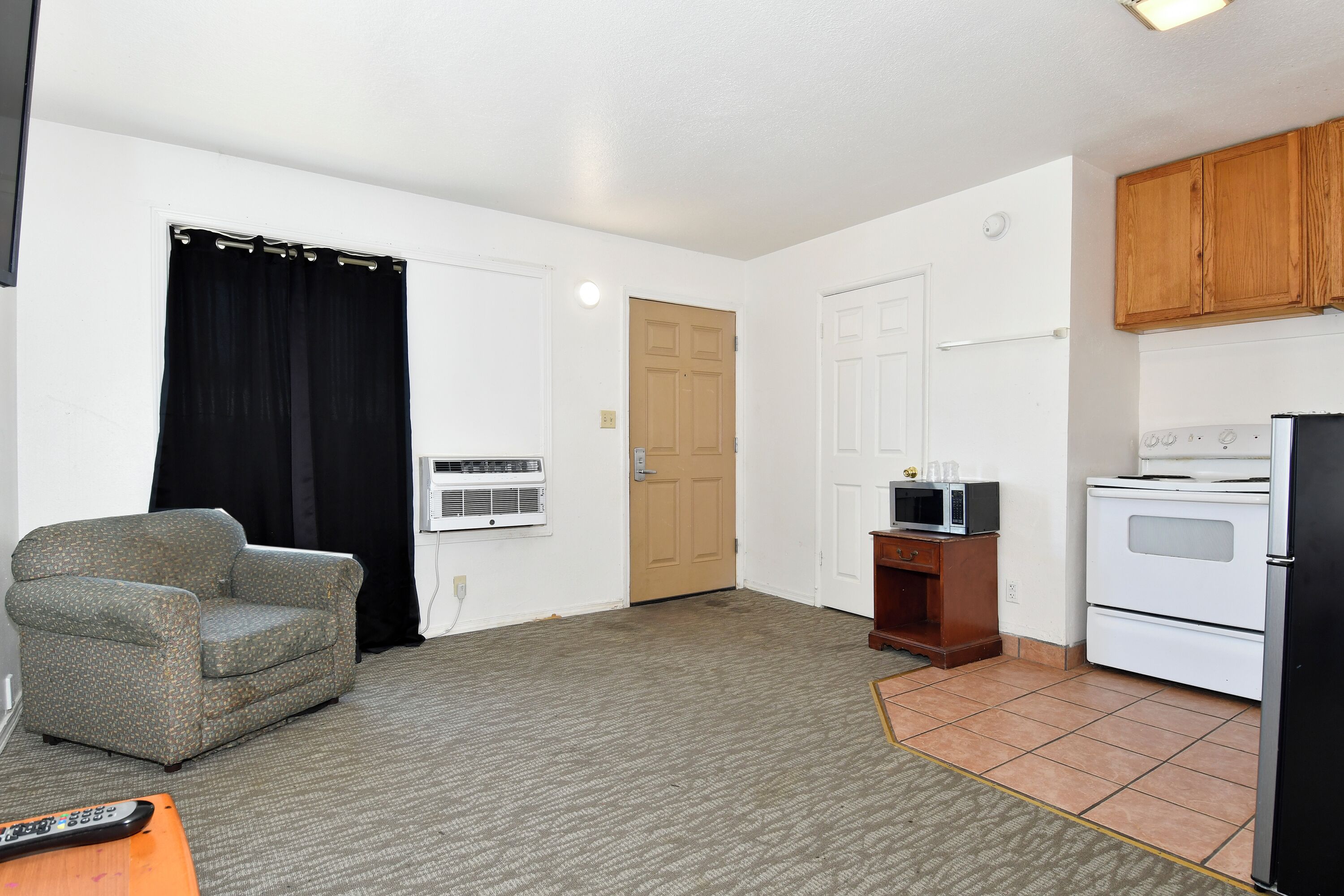 Escritorio, espacio para trabajar con laptop y wifi gratis 