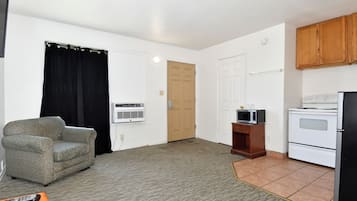 Single Room, 1 Queen Bed | Desk, laptop workspace, free WiFi