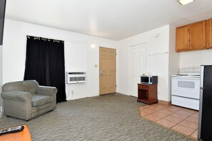 Single Room, 1 Queen Bed | Desk, laptop workspace, free WiFi