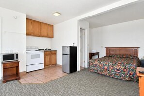 Desk, laptop workspace, free WiFi - Budget Motel (Portland)