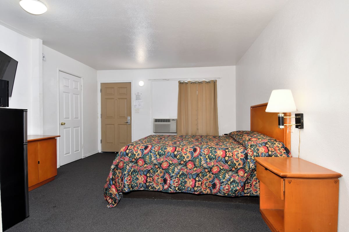 Single Room, 1 Queen Bed | Desk, laptop workspace, free WiFi