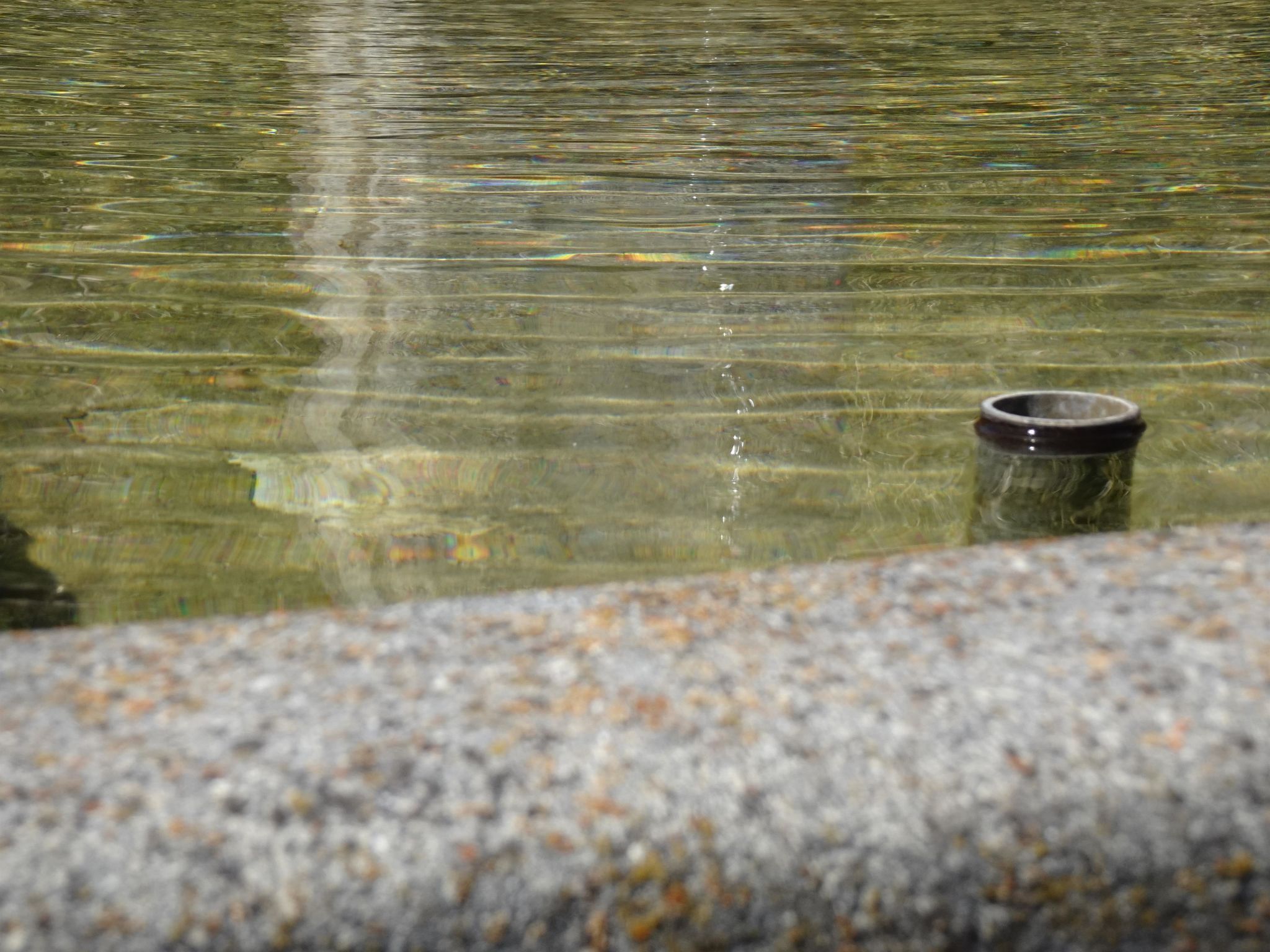 On distingue clairement une étendue d’eau avec une structure de tuyaux apparents.