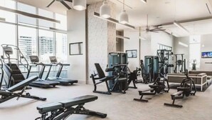 Ett modernt gym med löpband, styrketräningsmaskiner och fria vikter.