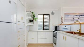 Refrigerador, microondas, horno y parrilla de estufa