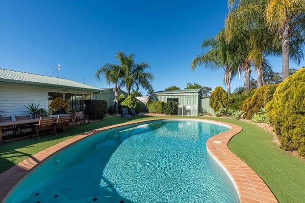 Outdoor pool - Chinchilla Tourist Park (Chinchilla)