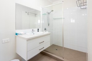 Bathroom - Chinchilla Tourist Park (Chinchilla)