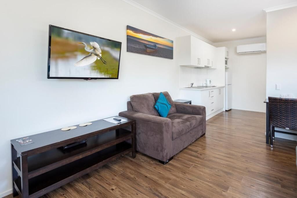 デラックス スタジオ 車いす対応 ガーデンビュー | リビング エリア | テレビ