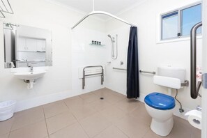 Deluxe Studio, Mobility Accessible, Garden View | Bathroom - Chinchilla Tourist Park (Chinchilla)