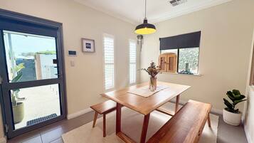 Villa, 2 Schlafzimmer, Terrasse, Blick auf den Innenhof | Esszimmer