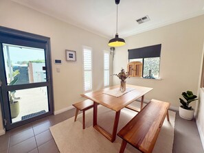 Vila, 2 quartos, varanda, vista para o pátio | Sala de jantar