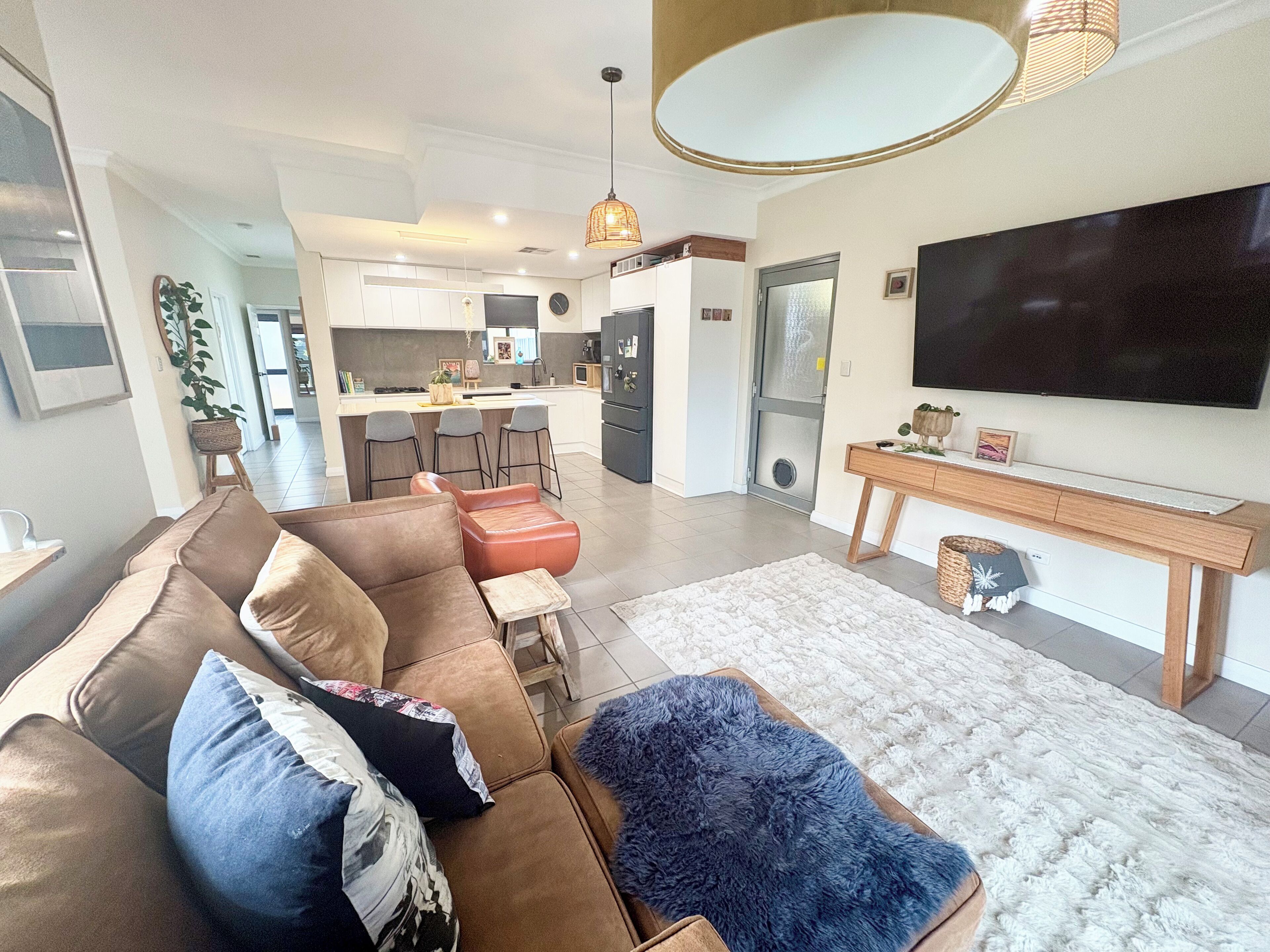 Villa, 2 soverom, terrasse, bakgårdsutsikt | Oppholdsområde | En 60-tommers TV med digitale kanaler