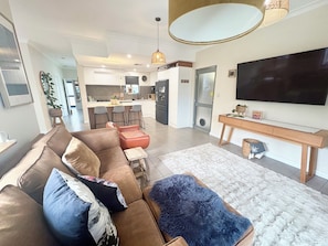 Villa - 2 sovrum - uteplats - utsikt mot innergÄrden | Vardagsrum | 60-tums tv med digitalkanaler