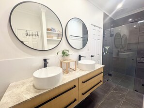Biệt thự, 2 phòng ngủ, sân hiên, quang cảnh sân vườn | Phòng tắm | Bồn tắm và buồng tắm vòi sen riêng, đồ dùng nhà tắm miễn phí 