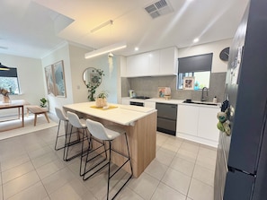 Villa, 2 slaapkamers, patio, uitzicht op binnenplaats | Gemeenschappelijke keuken | Een koelkast/vriezer, een magnetron, een oven, een kookplaat