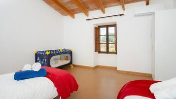 4 slaapkamers, een strijkplank/strijkijzer, gratis wifi, beddengoed