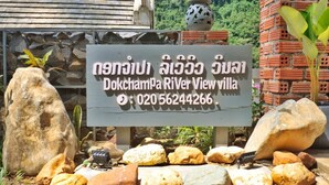 A sign for Dokchampa River View villa with contact information. - Dokchampa River View Villa (Nong Khiaw)