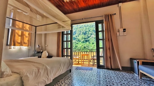 Dokchampa River View Villa