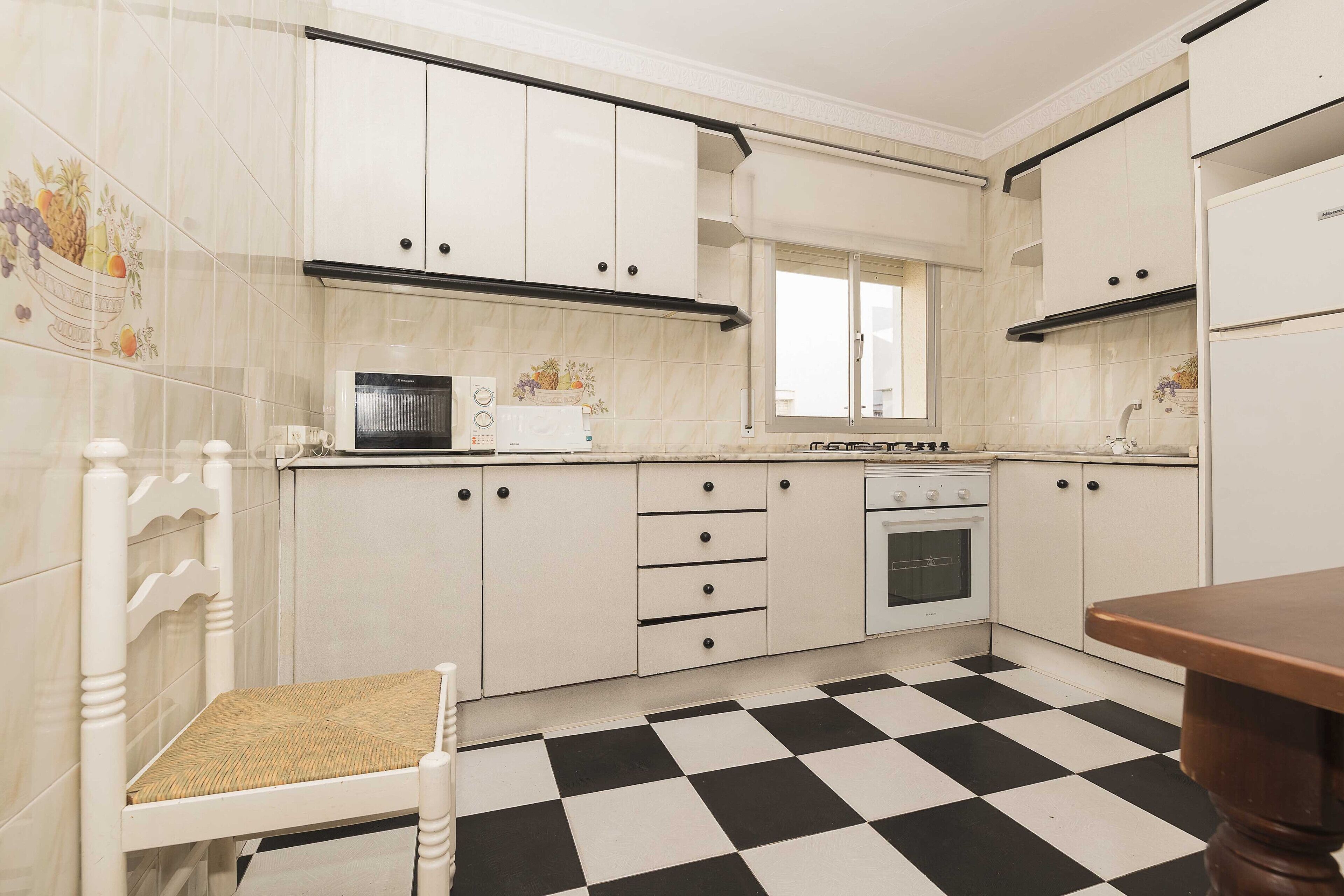 Frigorífico, microondas, horno y placa de cocina