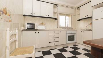 Een koelkast, een magnetron, een oven, een kookplaat