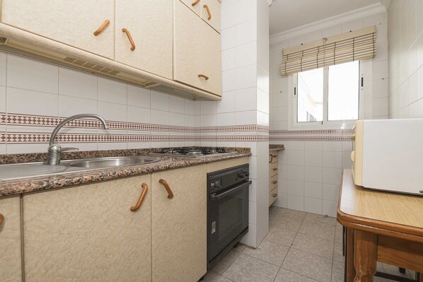 Een koelkast, een magnetron, een oven, een kookplaat