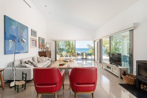 Een televisie en een tafeltennistafel