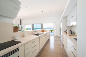 Microondas, horno, placa de cocina, lavavajillas