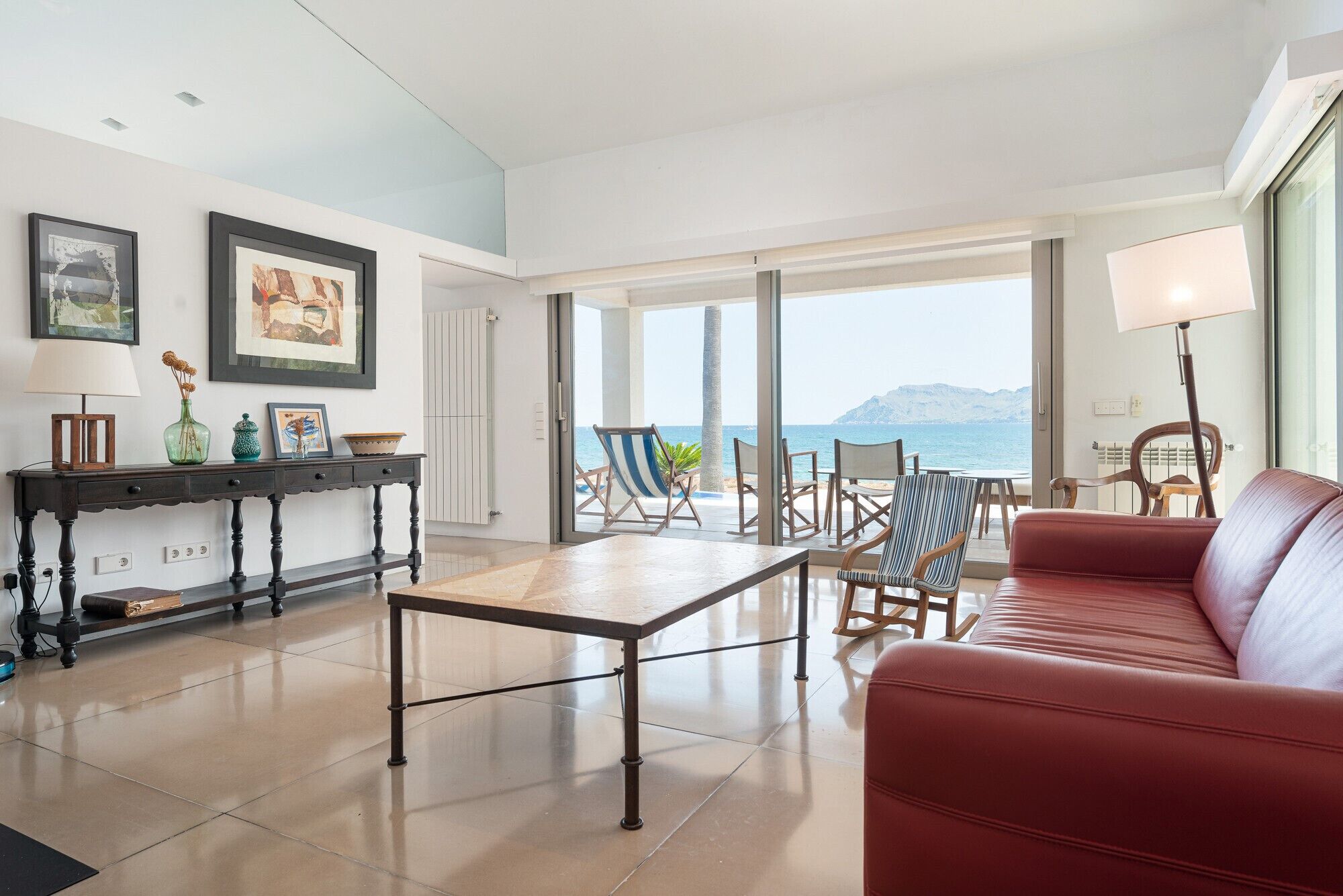 Una televisión, una mesa de tenis de mesa