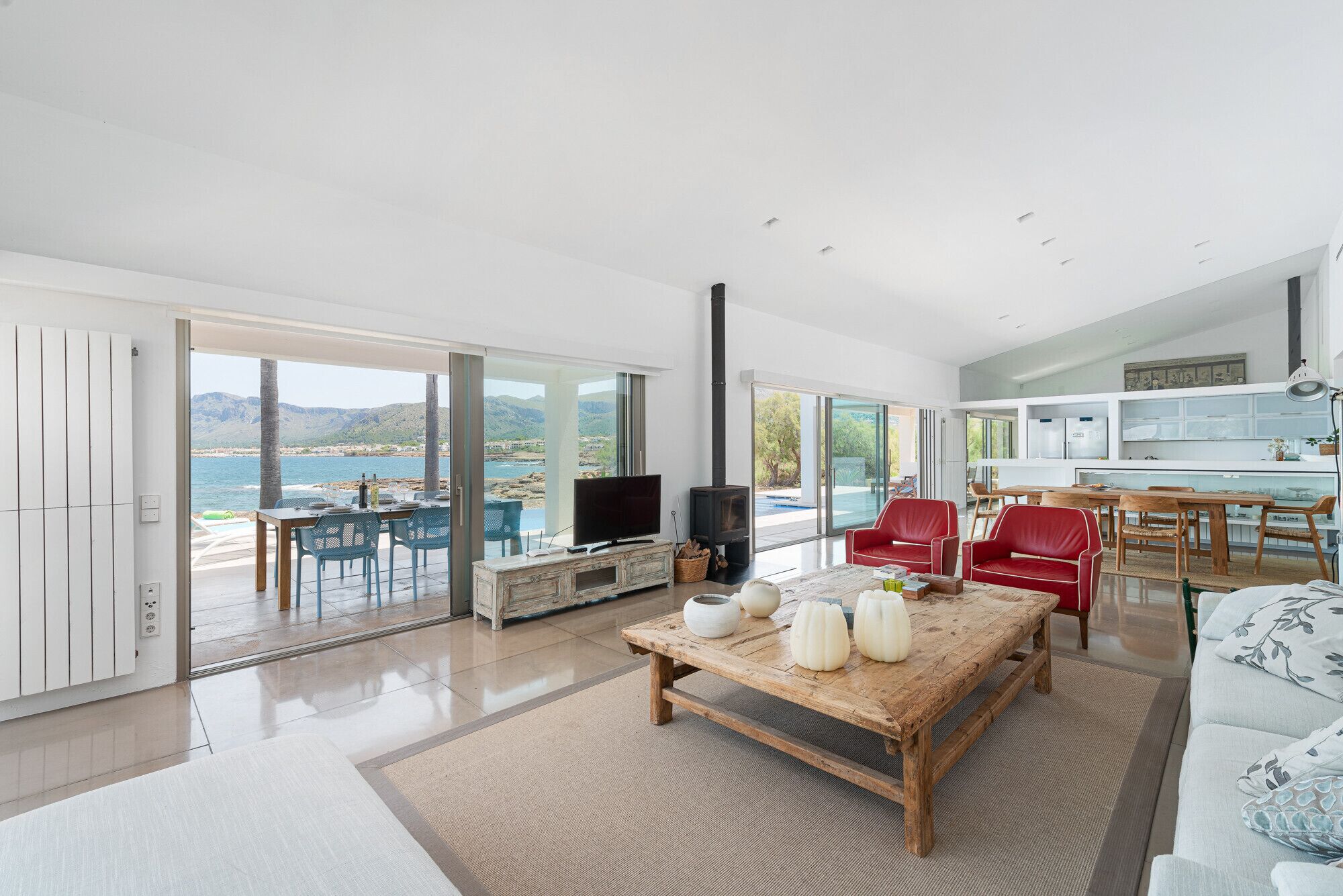 Una televisión, una mesa de tenis de mesa