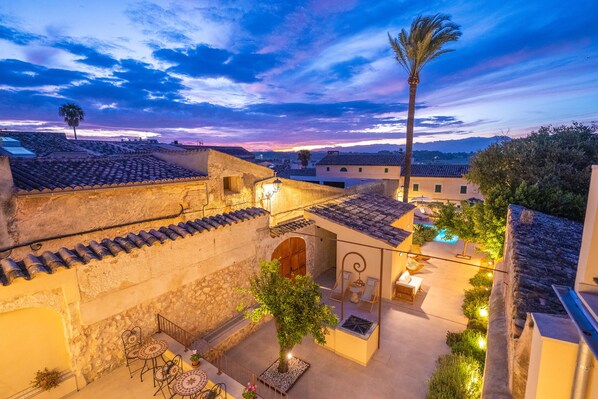 Outdoor dining - CAS CATALÀ - DOBLE ESTANDARD - Beautiful room in a boutique hotel with shared pool and fr (Sineu)
