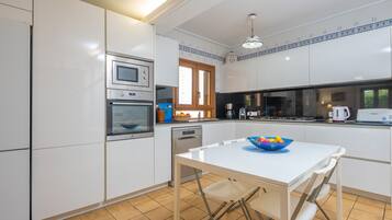 ثلاجة، ميكروويف، فرن، موقد طهي مسطح