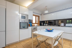 ثلاجة، ميكروويف، فرن، موقد طهي مسطح