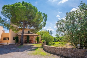 المنطقة المحيطة بالمنشأة