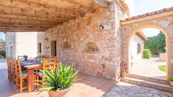 تناول الطعام بالخارج