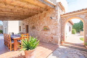 تناول الطعام بالخارج