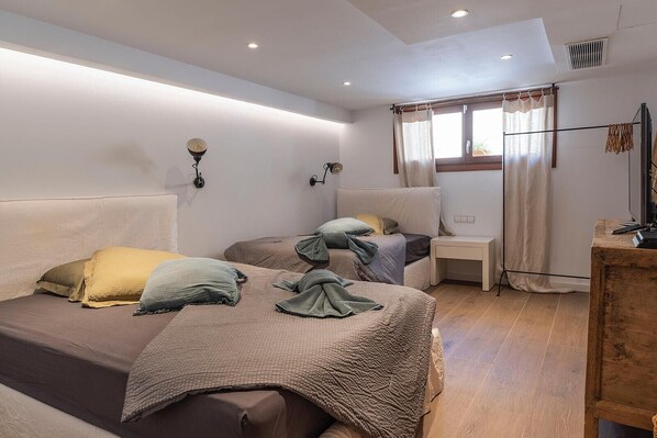 Iron/ironing board, free WiFi, bed sheets