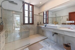 Dusche, Haartrockner, Bidet, Handtücher