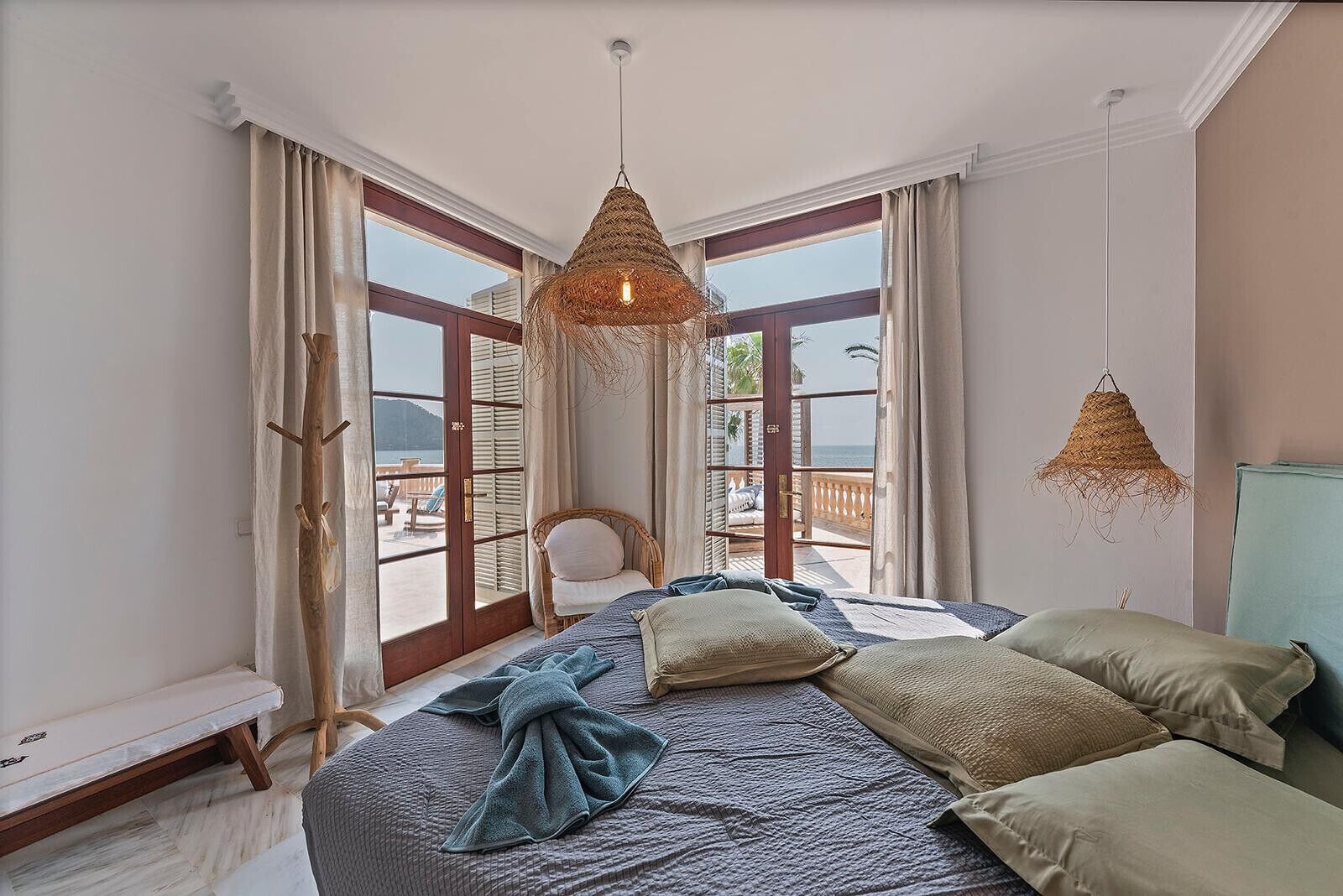 4 bedrooms, iron/ironing board, free WiFi, bed sheets