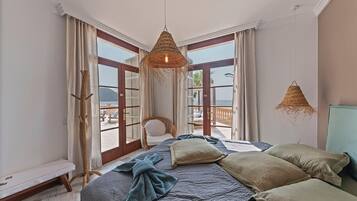 4 bedrooms, iron/ironing board, free WiFi, bed sheets