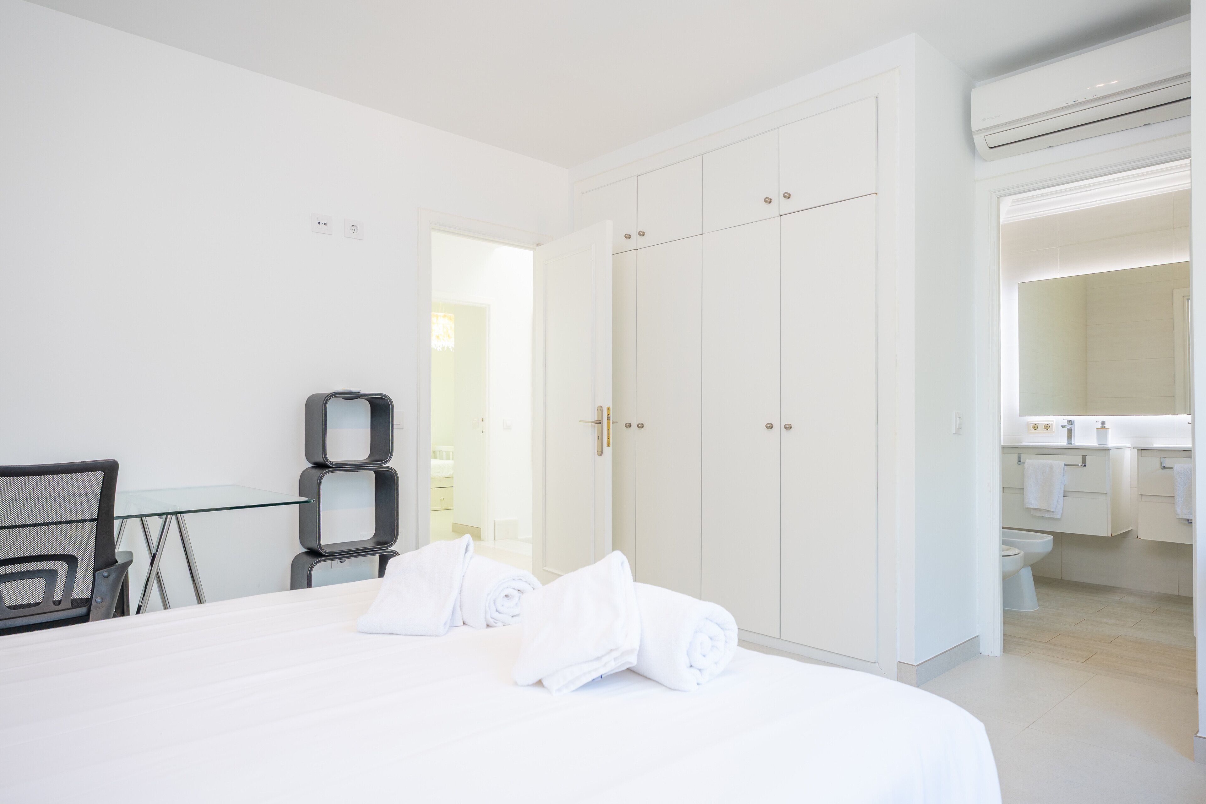 4 bedrooms, iron/ironing board, free WiFi, bed sheets