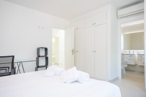 4 bedrooms, iron/ironing board, free WiFi, bed sheets - NAUTILUS - Spectacular house by the sea in Platja de Muro - Free WiFi (Muro)