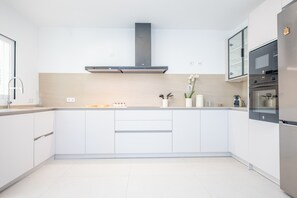 Fridge, microwave, oven, stovetop - NAUTILUS - Spectacular house by the sea in Platja de Muro - Free WiFi (Muro)