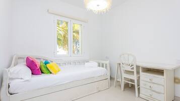 4 bedrooms, iron/ironing board, free WiFi, bed sheets