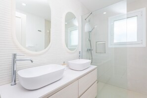 Dusche, Haartrockner, Bidet, Handtücher