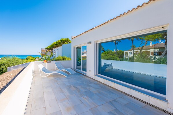 Terrace/patio - NAUTILUS - Spectacular house by the sea in Platja de Muro - Free WiFi (Muro)