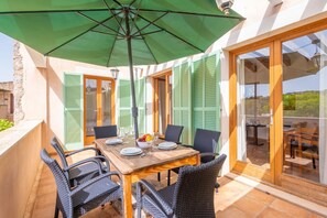 Outdoor dining - S'HORT DE SA BAGURA 4 - Rural Apartment in Mallorcan Agrotourism with Pool and Free Wi-Fi (Sant Llorenç des Cardassar)