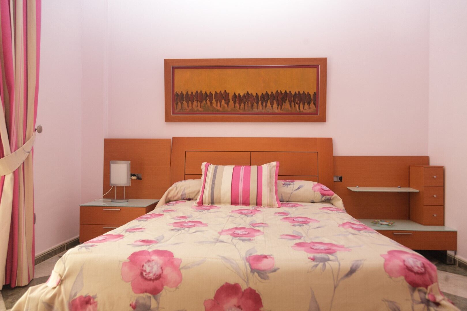 4 makuuhuonetta, silitysrauta/-lauta, ilmainen Wi-Fi, vuodevaatteet